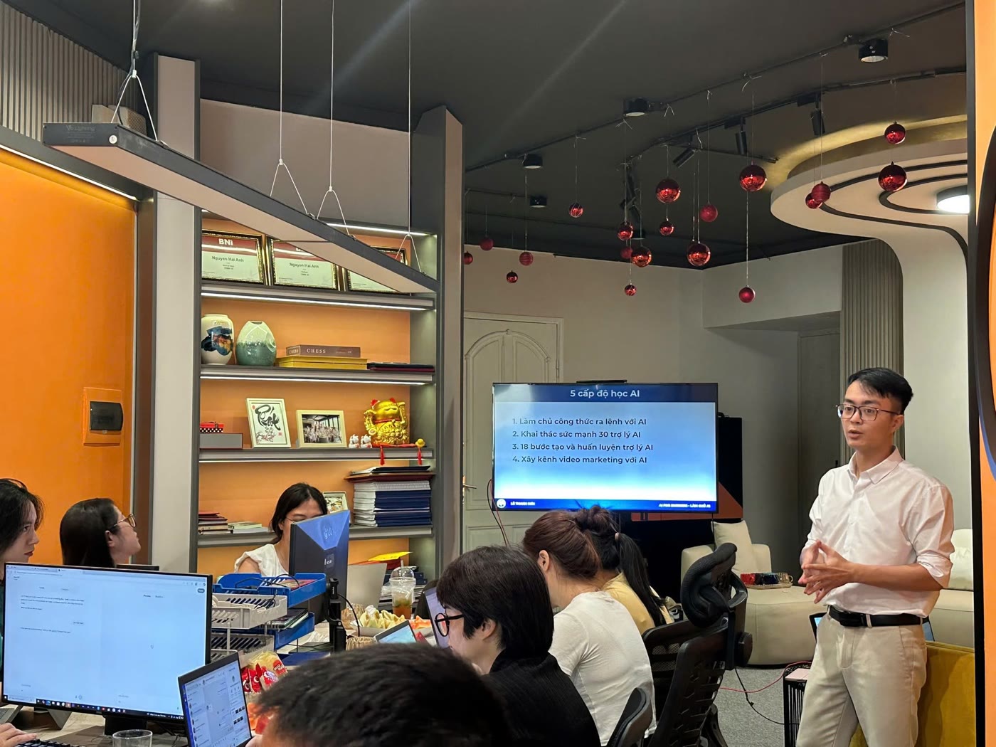 Lê Thanh Sơn đứng lớp dạy AI và automation, màn hình chiếu slide 5 cấp độ học AI